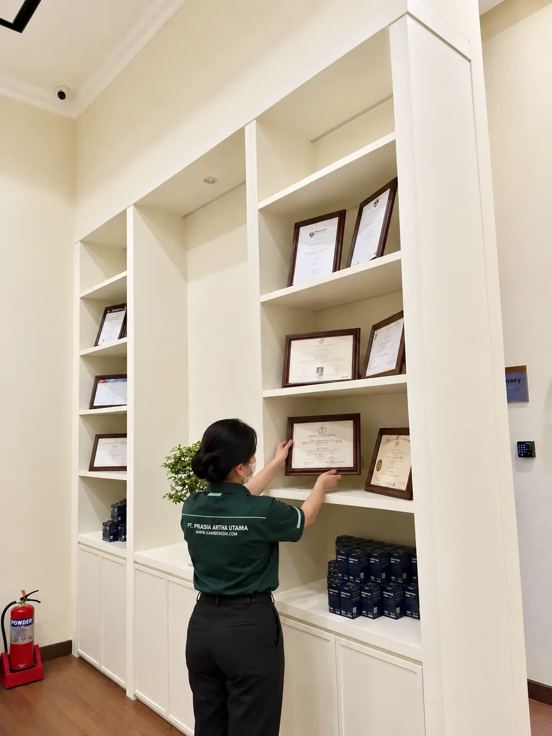 Tim cleaning service KamiBeresin membersihkan area kantor klien bisnis