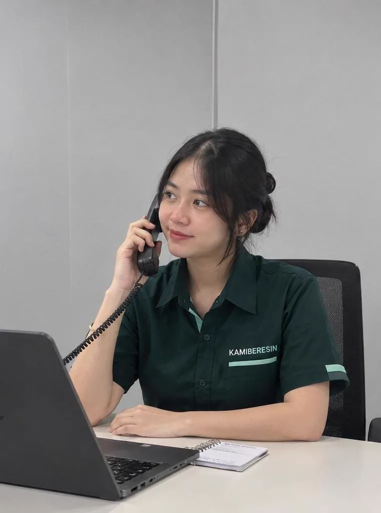 Staf customer service KamiBeresin melayani pelanggan